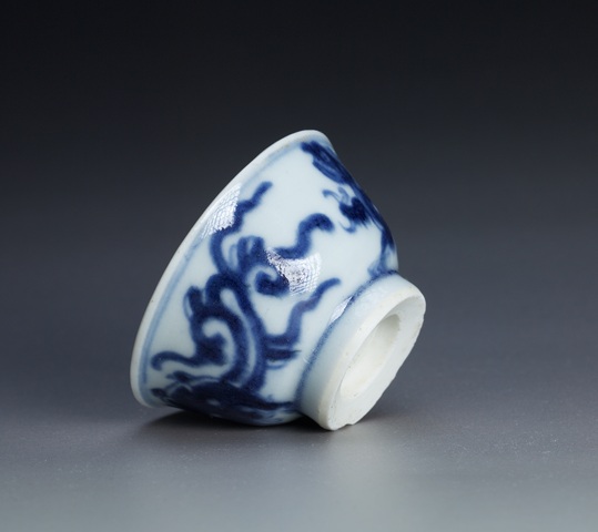 古玩陶瓷清雍正青花夔龍紋杯真品鑒賞圖