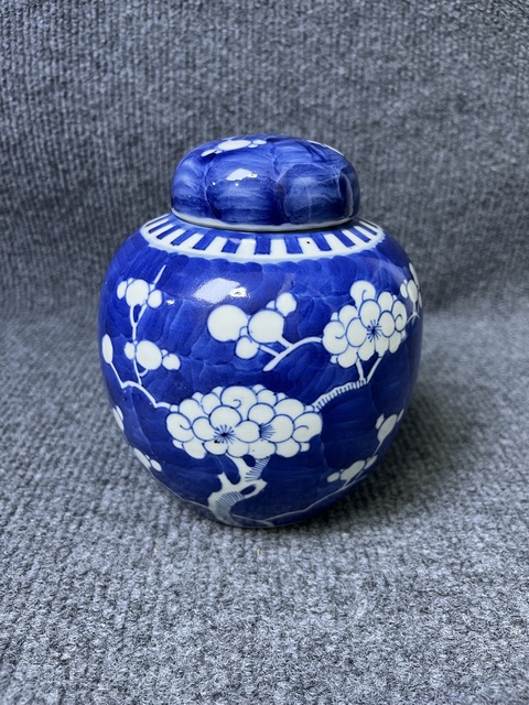 古玩陶瓷青花留白冰梅紋蓋罐真品鑒賞圖