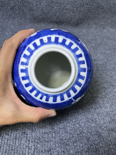 古玩陶瓷青花留白冰梅紋蓋罐真品鑒賞圖