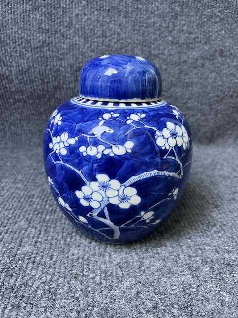 古玩陶瓷青花留白冰梅紋蓋罐真品鑒賞圖
