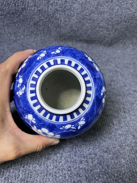 古玩陶瓷青花留白冰梅紋蓋罐真品鑒賞圖