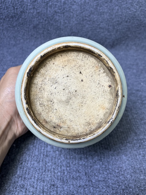 古玩陶瓷青釉暗刻花卉紋筒爐真品鑒賞圖