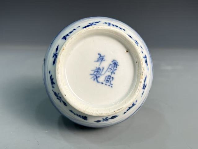 古玩陶瓷清晚期青花山水人物紋天球瓶真品鑒賞圖