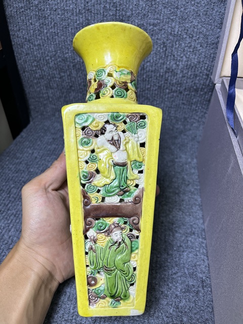古玩陶瓷黃地粉彩鏤空八仙人物故事紋天圓地方瓶一對真品鑒賞圖