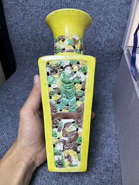 古玩陶瓷黃地粉彩鏤空八仙人物故事紋天圓地方瓶一對真品鑒賞圖