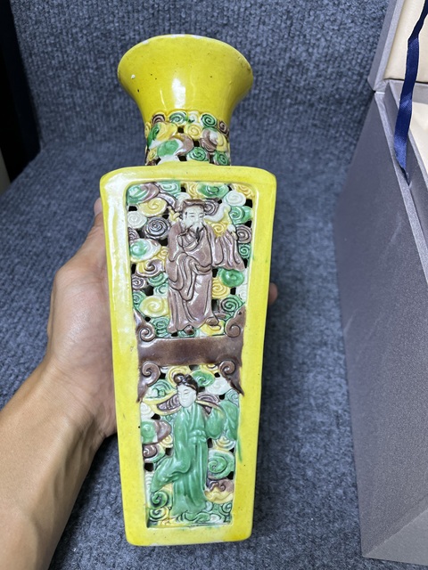 古玩陶瓷黃地粉彩鏤空八仙人物故事紋天圓地方瓶一對真品鑒賞圖