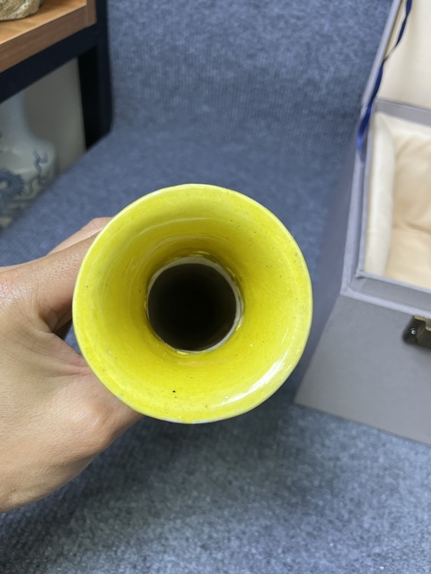 古玩陶瓷黃地粉彩鏤空八仙人物故事紋天圓地方瓶一對真品鑒賞圖