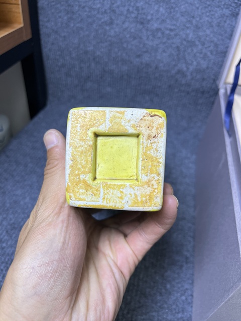 古玩陶瓷黃地粉彩鏤空八仙人物故事紋天圓地方瓶一對真品鑒賞圖