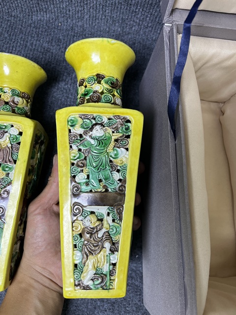 古玩陶瓷黃地粉彩鏤空八仙人物故事紋天圓地方瓶一對真品鑒賞圖