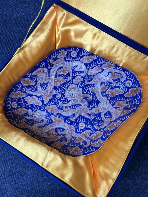 古玩陶瓷粉彩福在眼前壽桃云龍紋海棠型供盤真品鑒賞圖