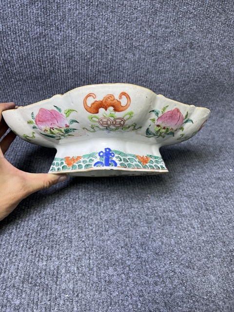 古玩陶瓷粉彩福在眼前壽桃云龍紋海棠型供盤真品鑒賞圖