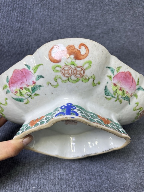 古玩陶瓷粉彩福在眼前壽桃云龍紋海棠型供盤真品鑒賞圖