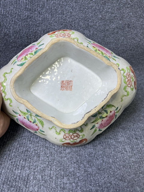 古玩陶瓷粉彩福在眼前壽桃云龍紋海棠型供盤真品鑒賞圖