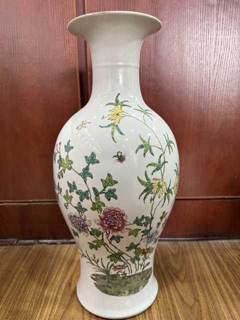 古玩陶瓷粉彩花卉瓶真品鑒賞圖