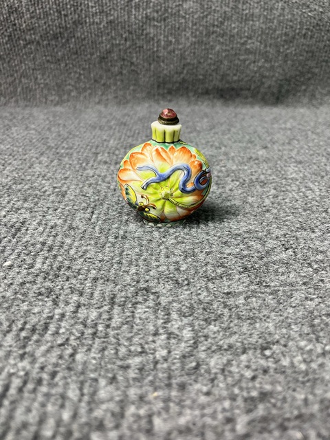古玩陶瓷粉彩花蝶紋鼻煙壺真品鑒賞圖