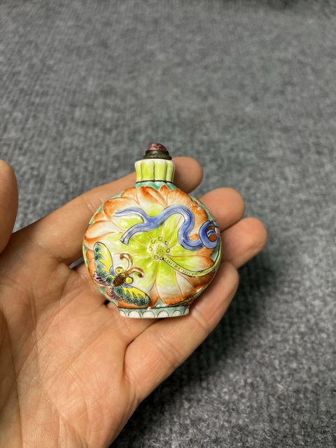 古玩陶瓷粉彩花蝶紋鼻煙壺真品鑒賞圖