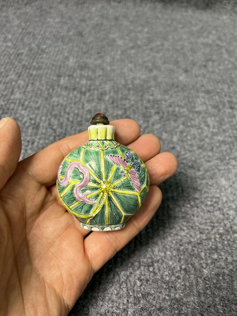 古玩陶瓷粉彩花蝶紋鼻煙壺真品鑒賞圖