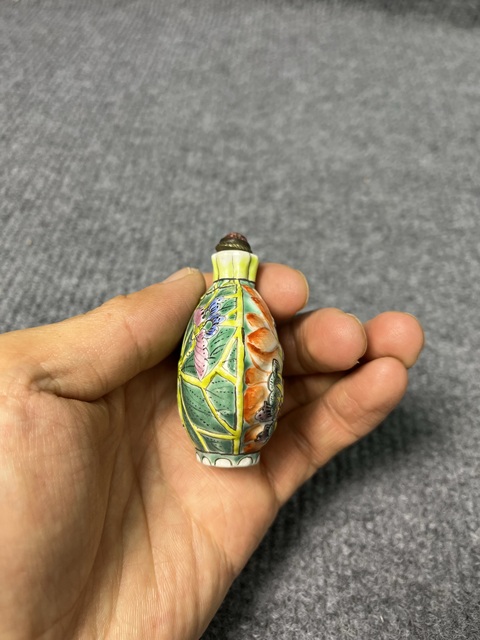 古玩陶瓷粉彩花蝶紋鼻煙壺真品鑒賞圖