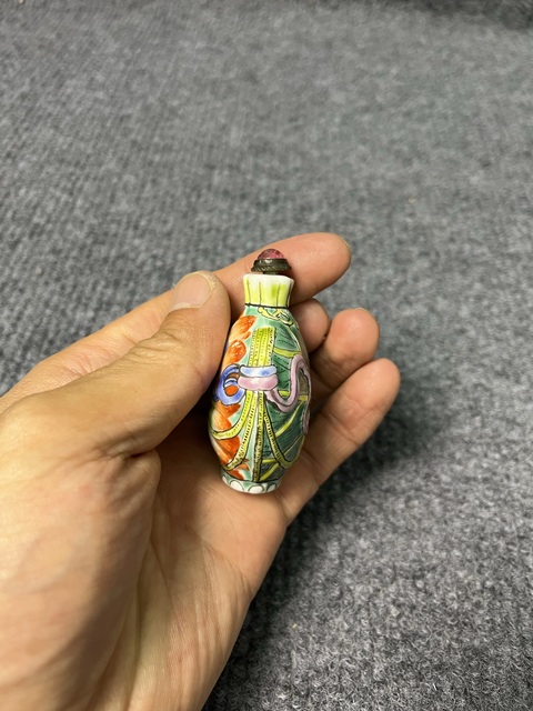 古玩陶瓷粉彩花蝶紋鼻煙壺真品鑒賞圖