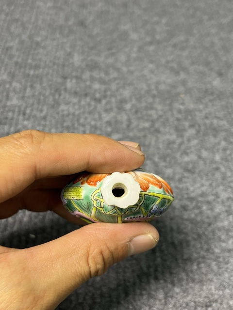 古玩陶瓷粉彩花蝶紋鼻煙壺真品鑒賞圖