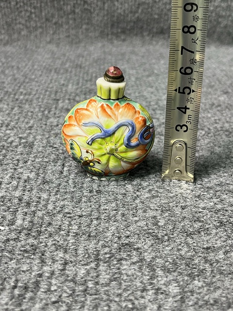 古玩陶瓷粉彩花蝶紋鼻煙壺真品鑒賞圖