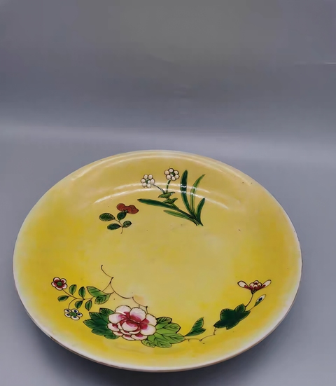 古玩陶瓷黃地粉彩花卉紋盤真品鑒賞圖
