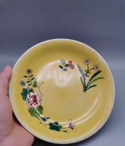 古玩陶瓷黃地粉彩花卉紋盤真品鑒賞圖