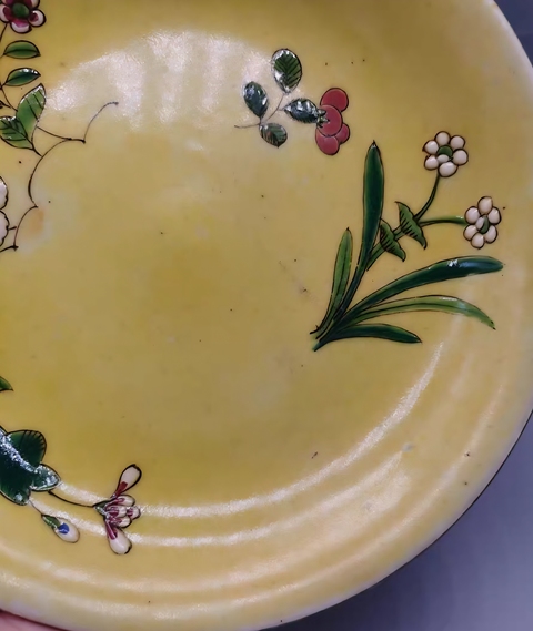 古玩陶瓷黃地粉彩花卉紋盤真品鑒賞圖