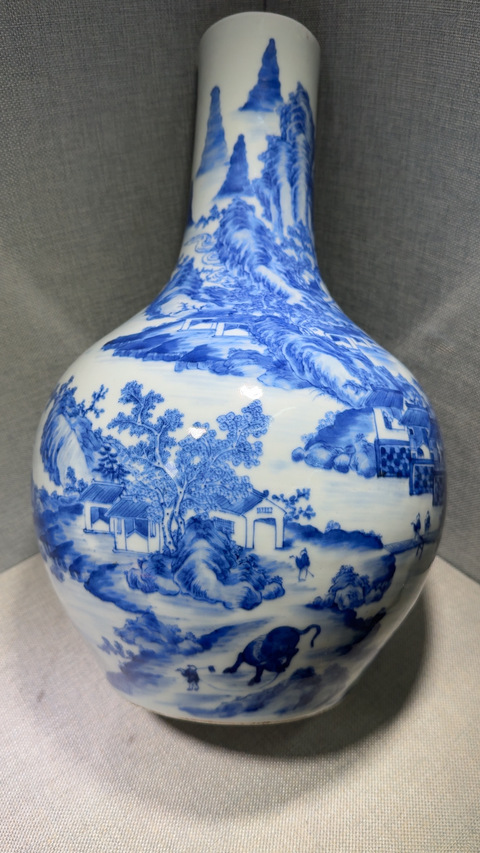 古玩陶瓷清中青花山水紋天球瓶真品鑒賞圖