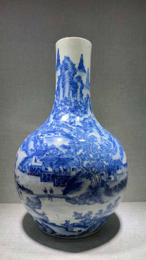 古玩陶瓷清中青花山水紋天球瓶真品鑒賞圖