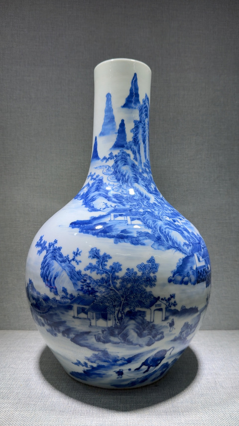 古玩陶瓷清中青花山水紋天球瓶真品鑒賞圖