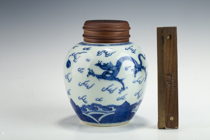 古玩陶瓷清雍正·青花趕珠龍紋罐真品鑒賞圖