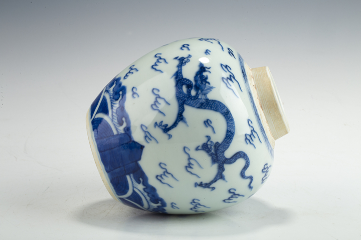 古玩陶瓷清雍正·青花趕珠龍紋罐真品鑒賞圖