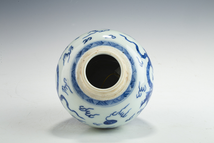 古玩陶瓷清雍正·青花趕珠龍紋罐真品鑒賞圖