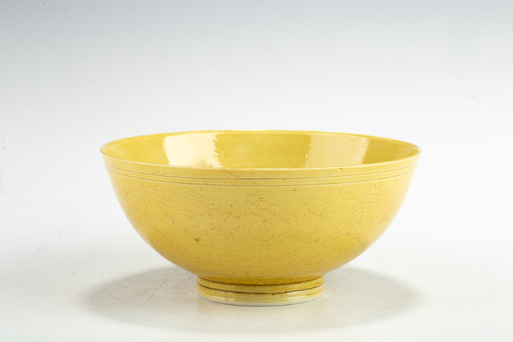 古玩陶瓷清光緒·外里黃釉暗刻雙龍趕珠紋碗（官）真品鑒賞圖