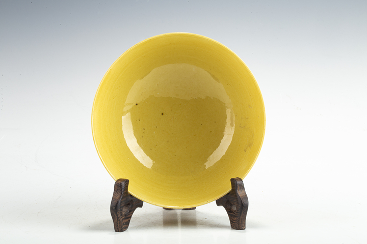 古玩陶瓷清光緒·外里黃釉暗刻雙龍趕珠紋碗（官）真品鑒賞圖