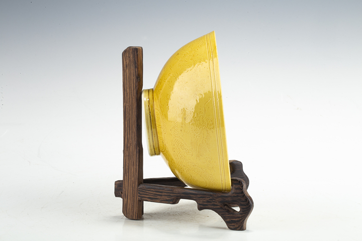 古玩陶瓷清光緒·外里黃釉暗刻雙龍趕珠紋碗（官）真品鑒賞圖