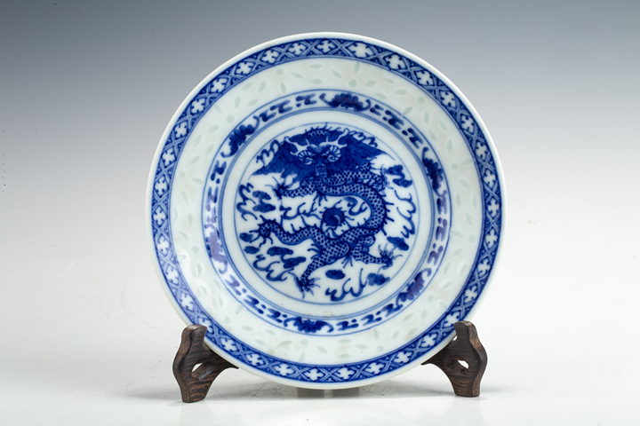 古玩陶瓷民國·青花云龍紋玲瓏瓷盤真品鑒賞圖