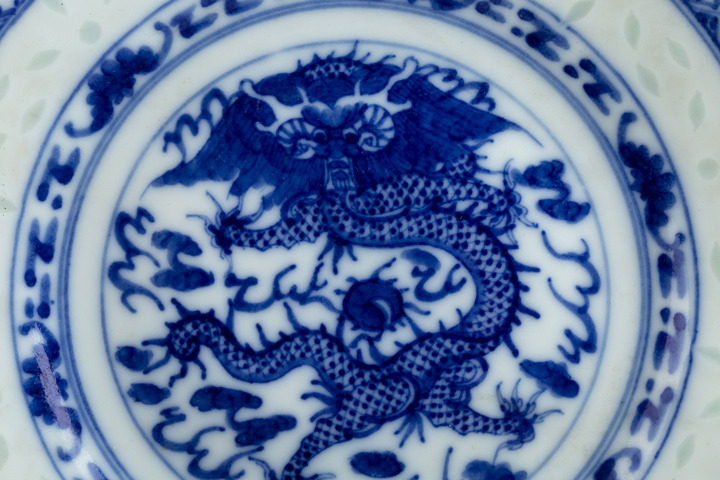 古玩陶瓷民國·青花云龍紋玲瓏瓷盤真品鑒賞圖