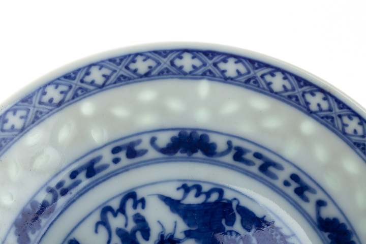 古玩陶瓷民國·青花云龍紋玲瓏瓷盤真品鑒賞圖