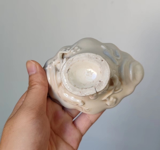 古玩陶瓷明代時期德化窯白釉龍虎杯真品鑒賞圖