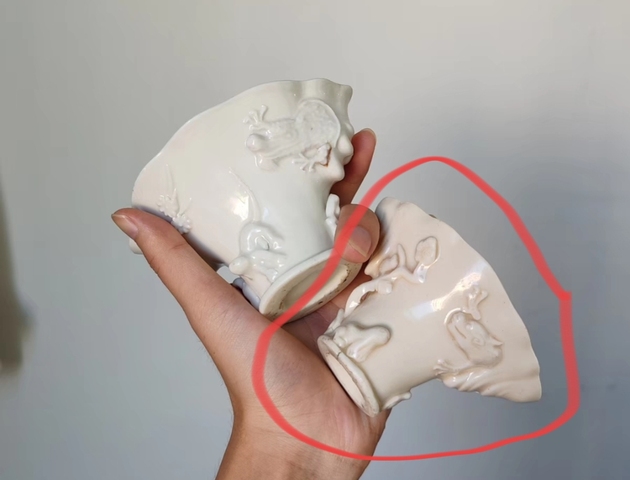 古玩陶瓷明代時期德化窯白釉龍虎杯真品鑒賞圖