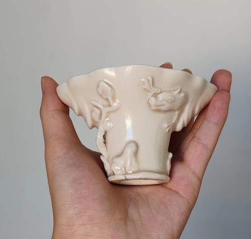 古玩陶瓷明代時期德化窯白釉龍虎杯真品鑒賞圖