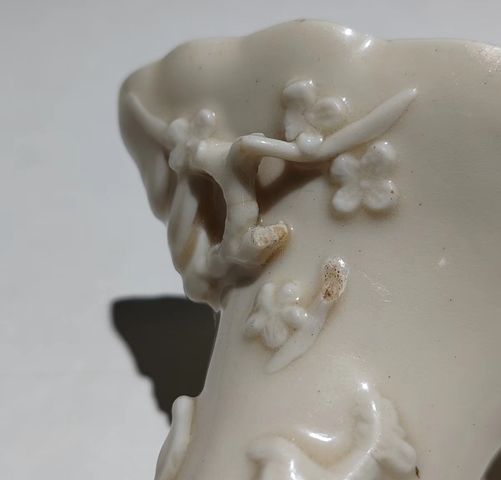 古玩陶瓷明代時期德化窯白釉龍虎杯真品鑒賞圖