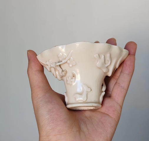 古玩陶瓷明代時期德化窯白釉龍虎杯真品鑒賞圖