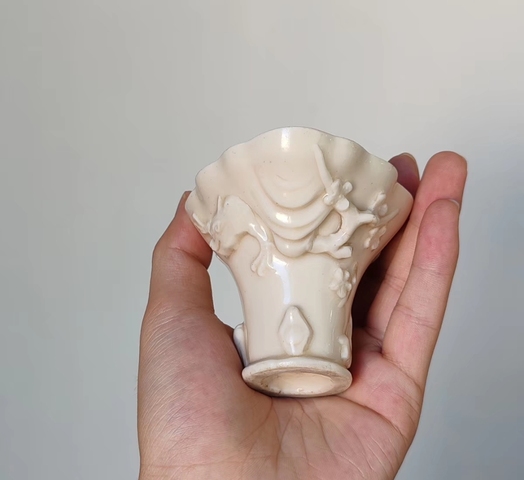 古玩陶瓷明代時期德化窯白釉龍虎杯真品鑒賞圖