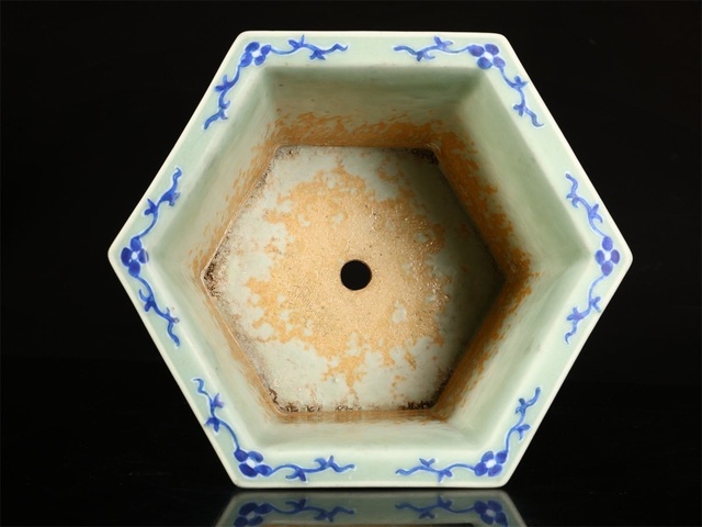 古玩陶瓷清中晚期豆青釉青花六方花盆真品鑒賞圖