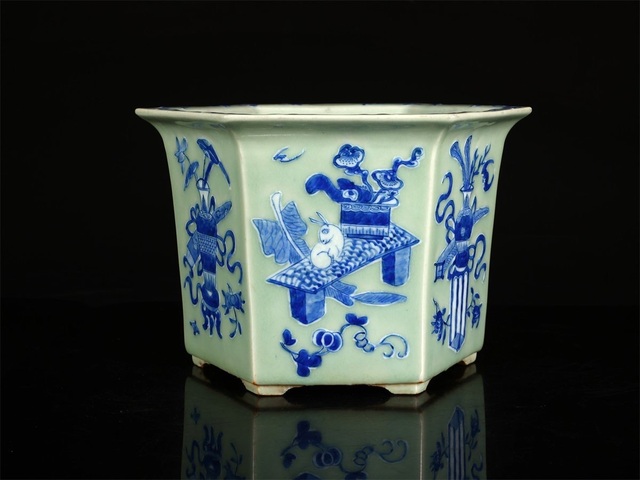 古玩陶瓷清中晚期豆青釉青花六方花盆真品鑒賞圖