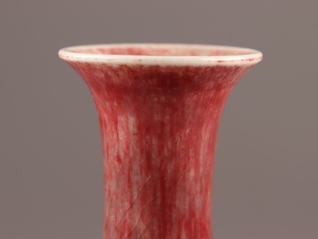 古玩陶瓷現(xiàn)代仿清代紅釉柳葉瓶真品鑒賞圖