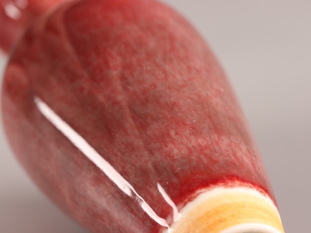 古玩陶瓷現(xiàn)代仿清代紅釉柳葉瓶真品鑒賞圖